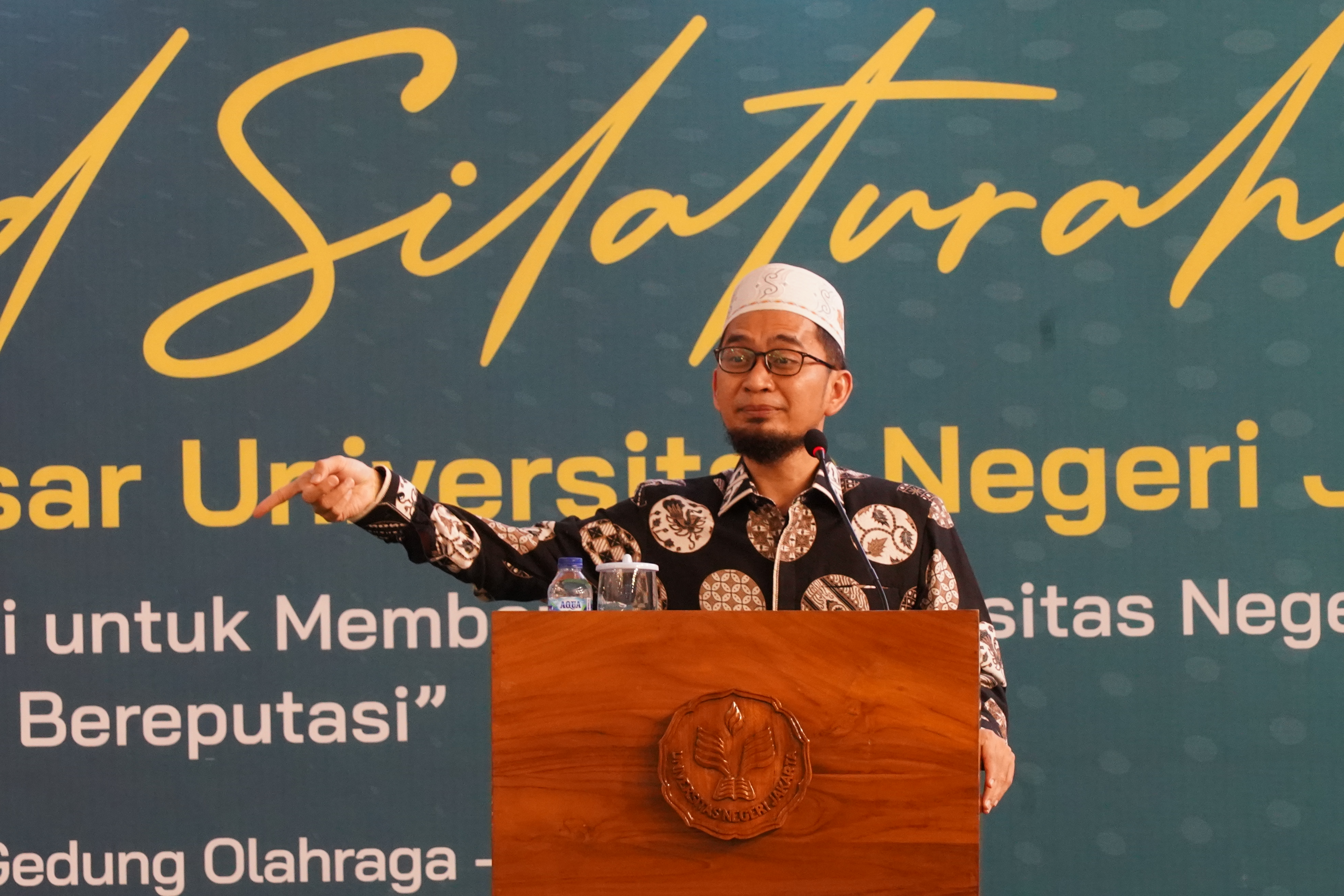 (Bahasa) Hibrid Silaturahmi: Perkuat Silaturahmi untuk Membangun Universitas Negeri Jakarta Unggul, Mandiri dan Bereputasi