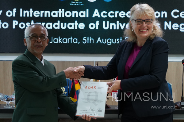 (Bahasa) Delivery of International Accreditation Certificates by AQAS to Postgraduate UNJ