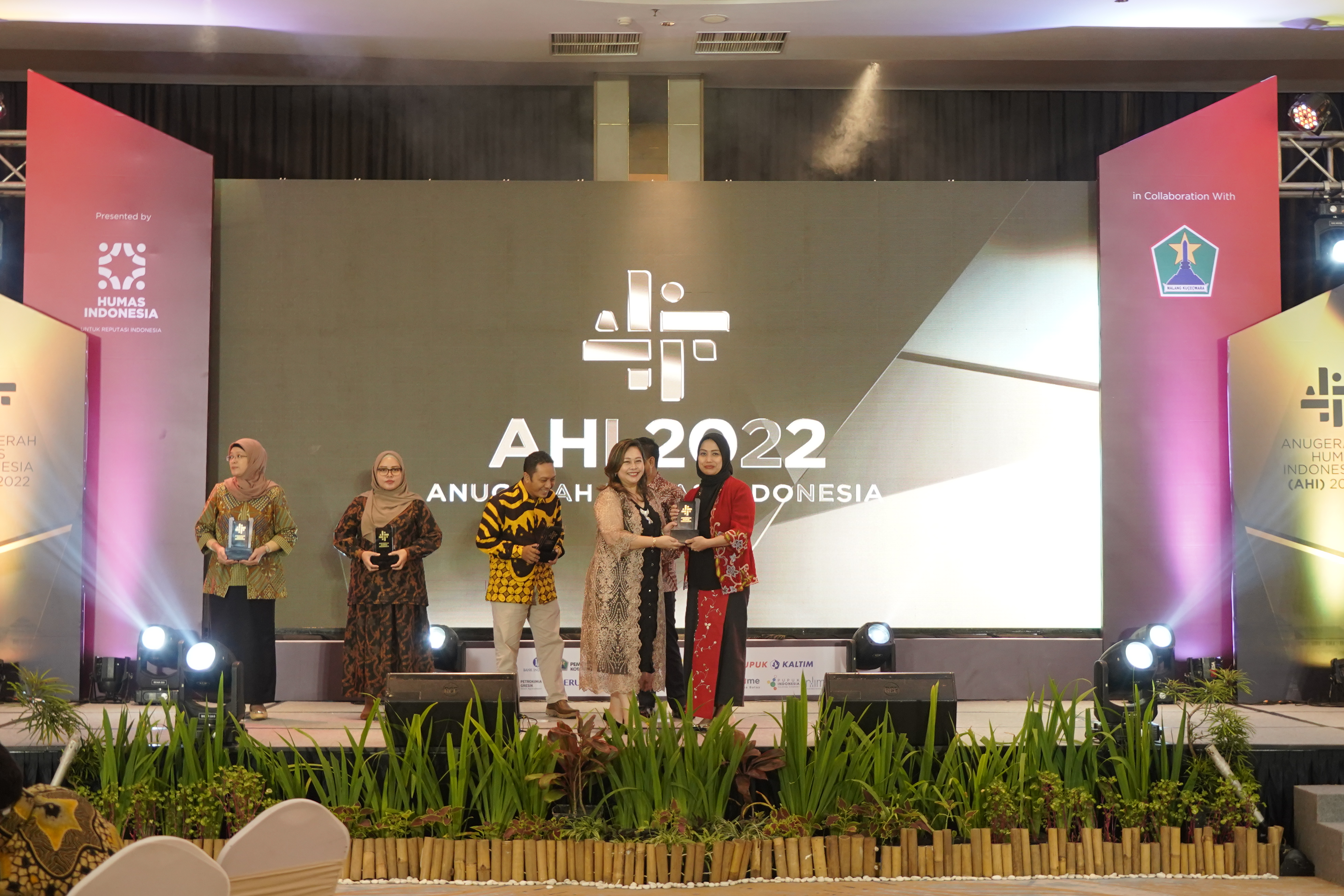 Humas dan Informasi Publik UNJ Raih 2 Penghargaan dari Anugerah Humas Indonesia 2022