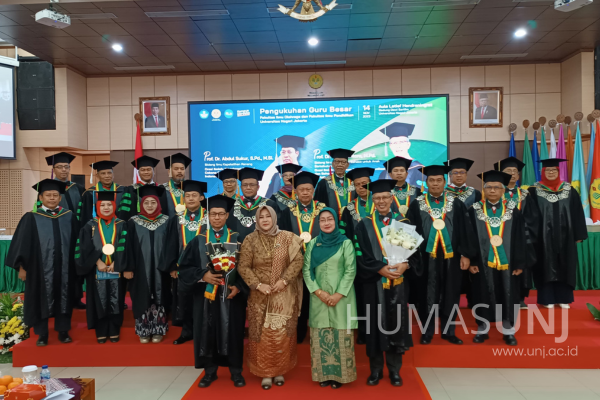 (Bahasa) Prof. Abdul Sukur dan Prof. Totok Bintoro Dikukuhkan Sebagai Guru Besar UNJ