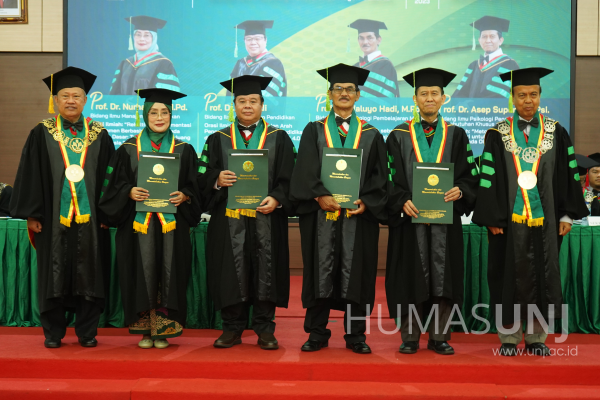 (Bahasa) Prof. Nurhattati, Prof. Suryadi, Prof. Waluyo Hadi dan Prof. Asep Supena Dikukuhkan Sebagai Guru Besar UNJ